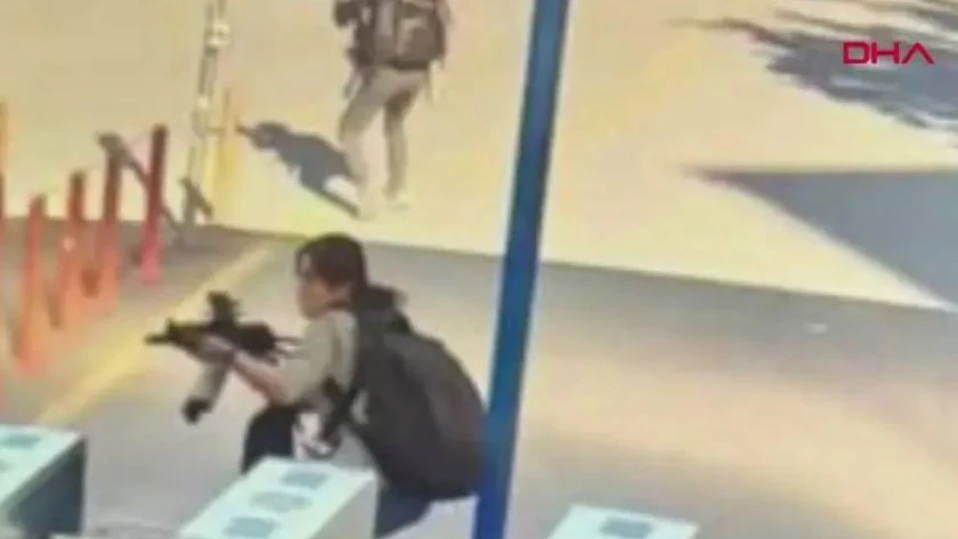 Поне 4 са жертвите на атаката в Анкара, 14 са ранените, двама от терористите са неутрализирани