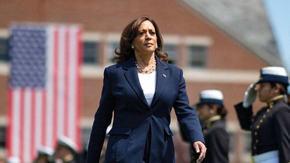 Пиян шофьор за малко да се вреже в кортежа на Камала Харис