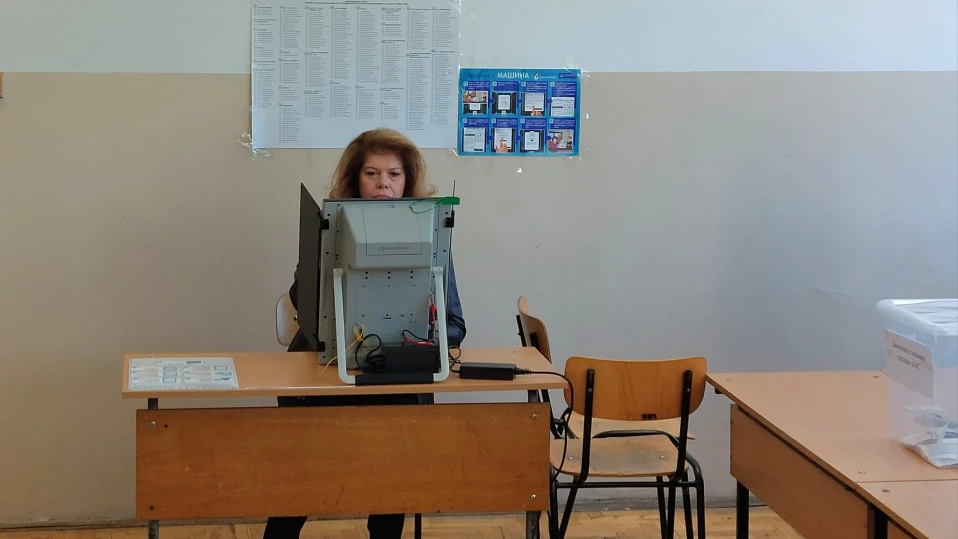 Машина за гласуване се развали, преди вицепрезидентът Йотова да гласува