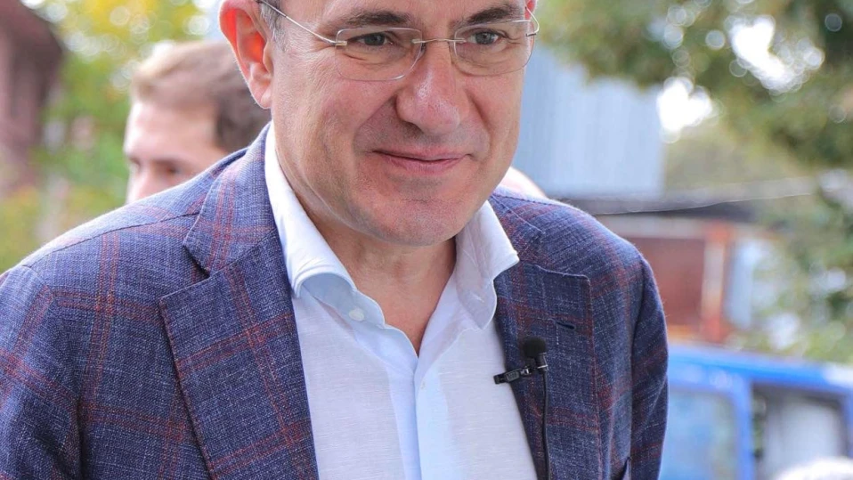 Председателят на парламентарната група на "БСП за България" Борислав Гуцанов гласува