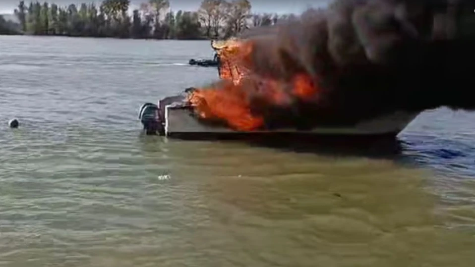 Лодка с двама души се запали на Дунав, какво се случи (СНИМКИ и ВИДЕО)