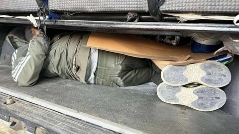 Хванаха двама мигранти, скрити в микробус (СНИМКИ)