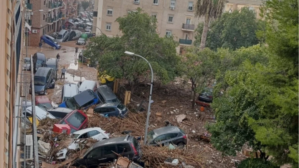 Оцелели от ада във Валенсия разказват: Вълната дойде като цунами (ВИДЕО)