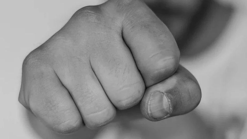 Футболни фенове пребиха 21-годишен младеж в Пловдив