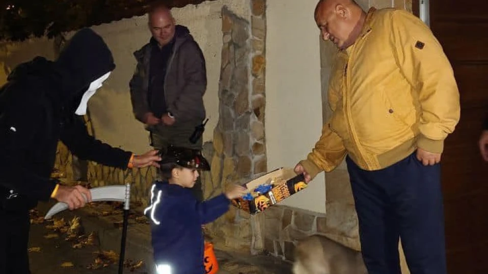 Борисов черпи деца с бонбони за Хелоуин