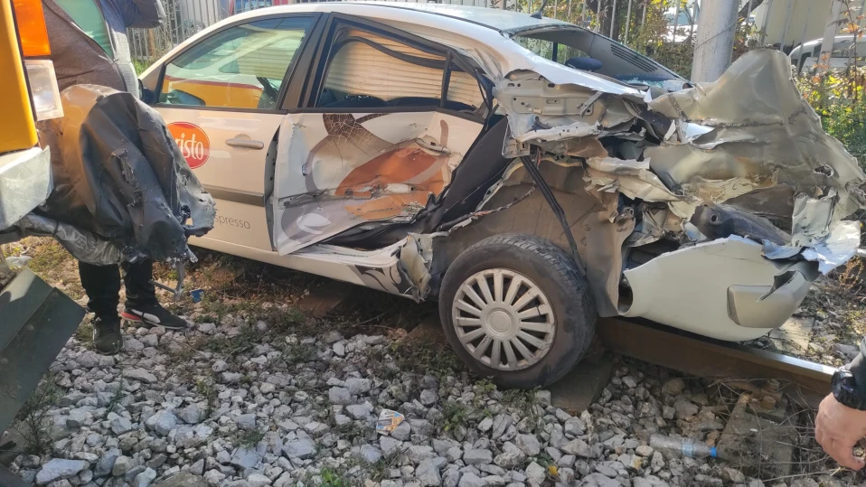 Трамвай помете кола в столичния квартал „Слатина“ (СНИМКИ)