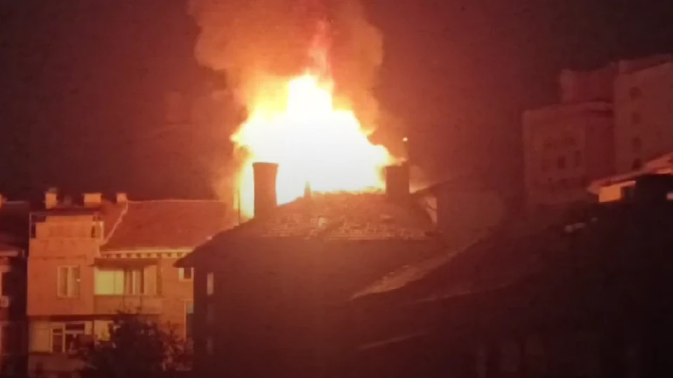 Покрив на жилищна кооперация пламна в центъра на Благоевград