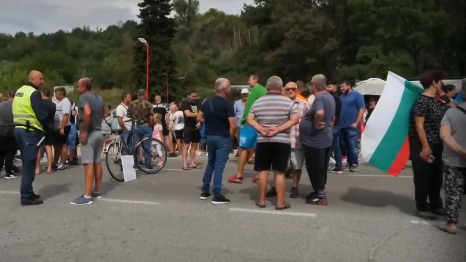 Жителите на Кочериново блокираха пътя за Рилския манастир