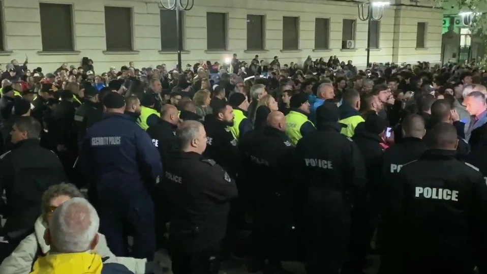 Протест и контрапротест пред Народния театър заради постановката "Оръжията и човекът"