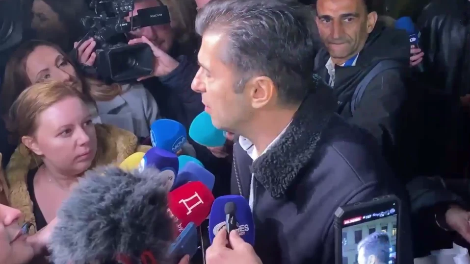 Кирил Петков пред Народния театър „Иван Вазов“: Фундаментът на демокрацията се клати и ние сме тук да я защитим