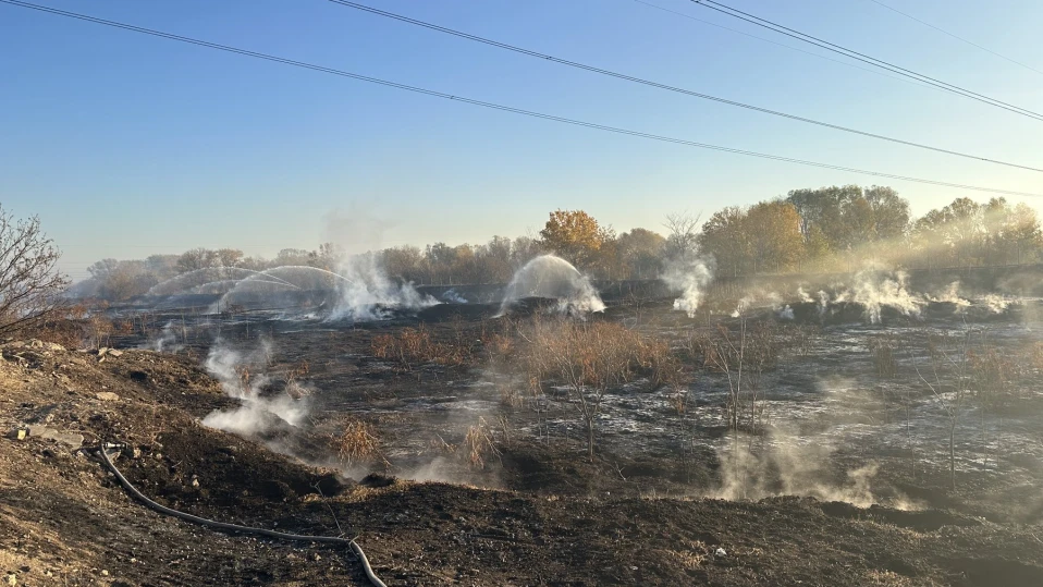 Продължава гасенето на тлеещото депо за утайки край Катуница