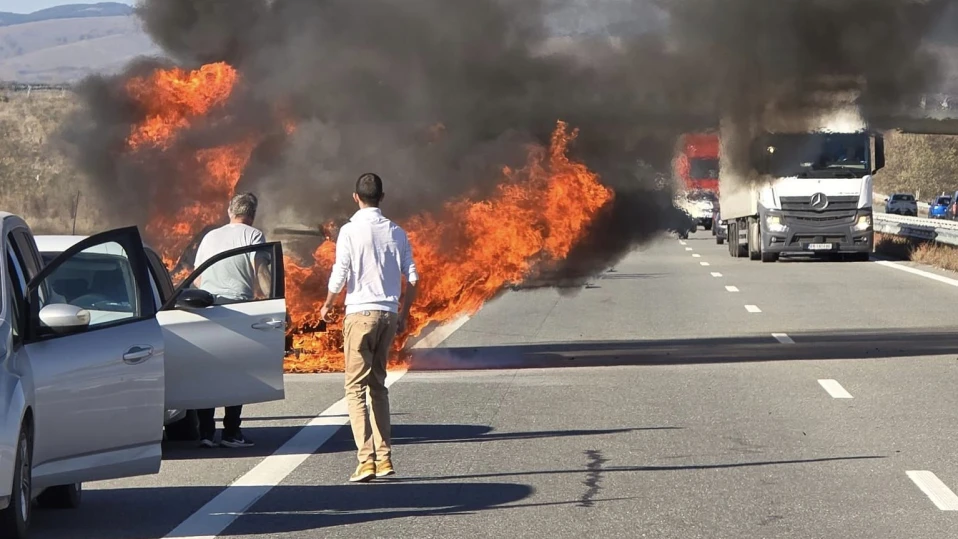 Кола се запали в движение на магистрала „Струма“