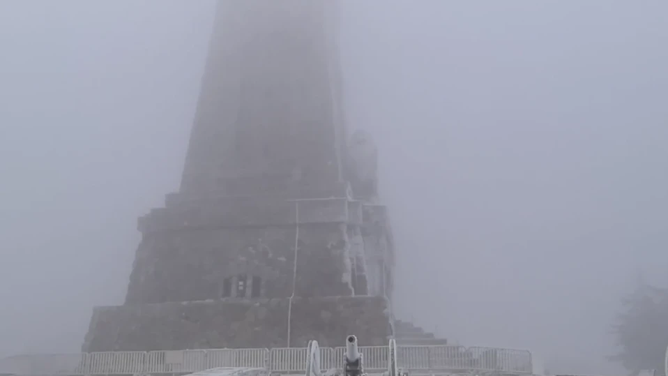 Първи сняг на връх Шипка