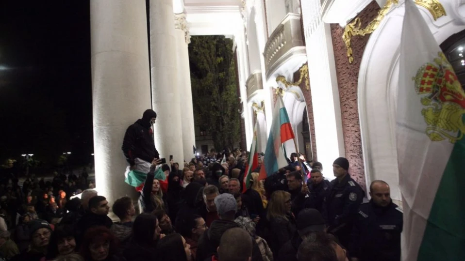Няма нужда от протести - два часа в Народния театър са по-страшни