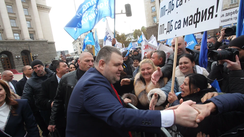 Пеевски на митинга на "ДПС - Ново начало": Вие сте моето семейство! (СНИМКИ)