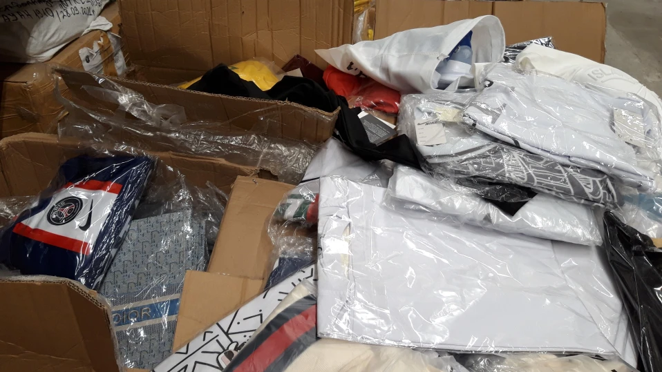 Задържаха над 6200 „маркови“ текстилни изделия на "Капитан Андреево"