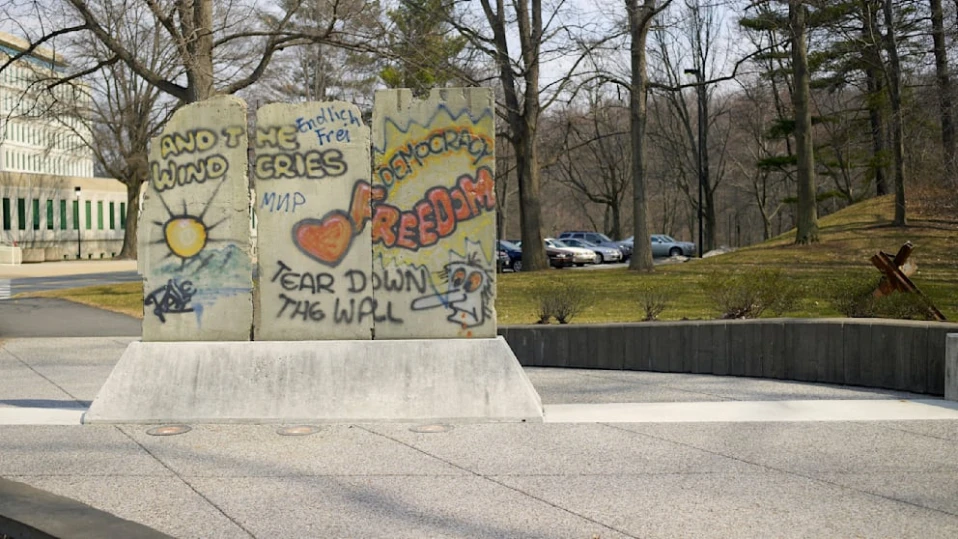 Части от Берлинската стена в 540 града по света. От една направиха тоалетна