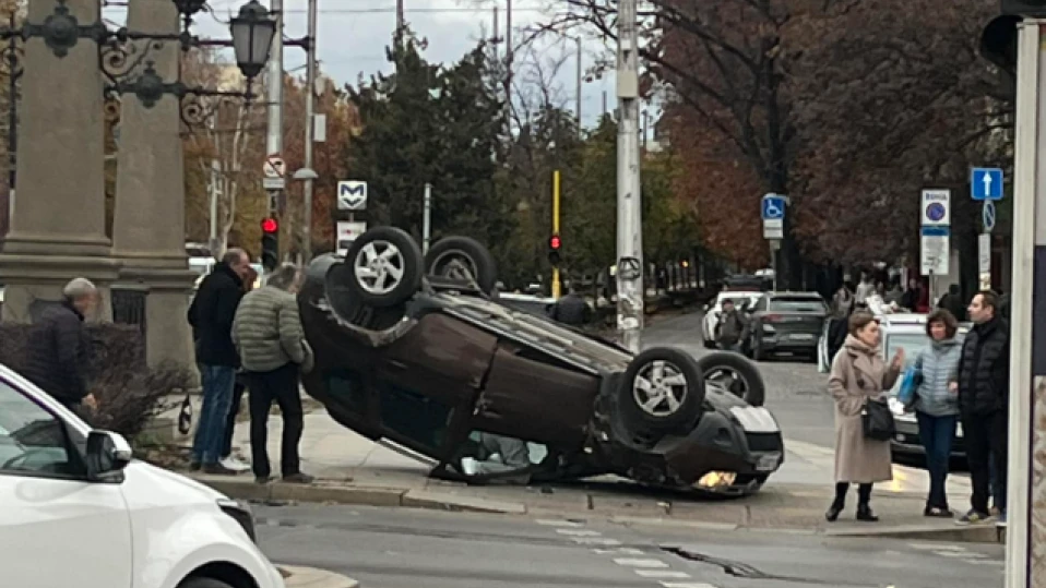 Кола се преобърна на Орлов мост