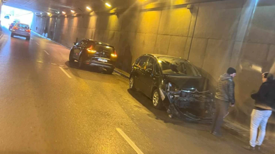 Кола се разби в тунела на бул. "Сливница" в София (СНИМКИ)
