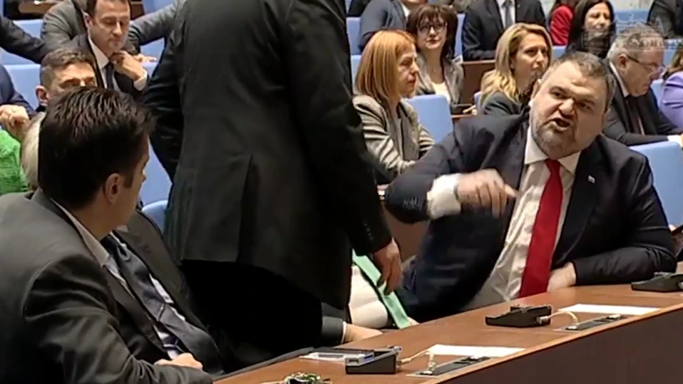 Пеевски и Кирил Петков се скараха преди пленарното заседание