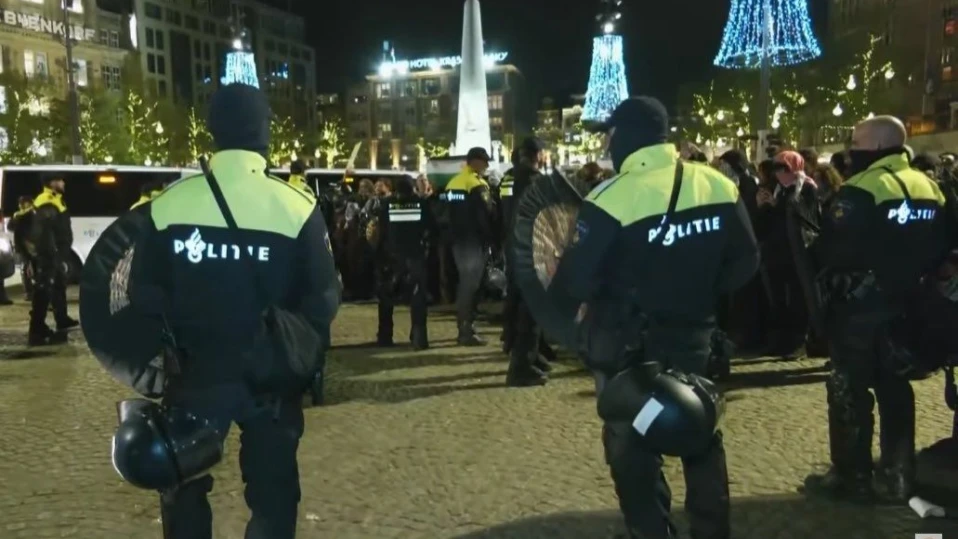 Расистки скандал след насилието в Амстердам разклати правителството в Нидерландия