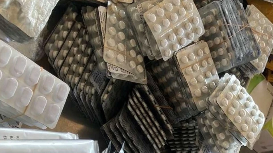 Жена опита да вкара хранителни добавки и виагра от Куала Лумпур