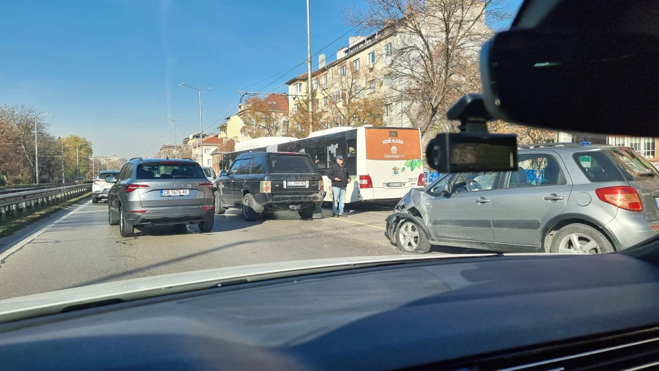 Три автомобила и автобус на градския транспорт се удариха на бул. "Цариградско шосе"