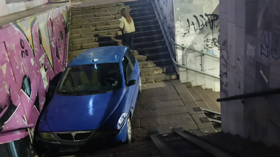 Мъж се вряза с колата си в подлез