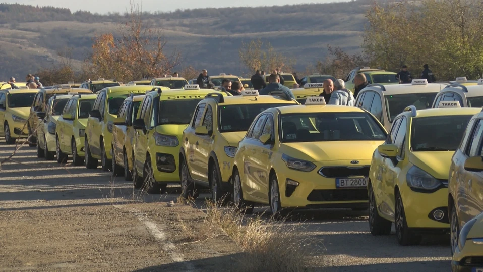 Над 200 таксиметрови водачи протестираха във Велико Търново