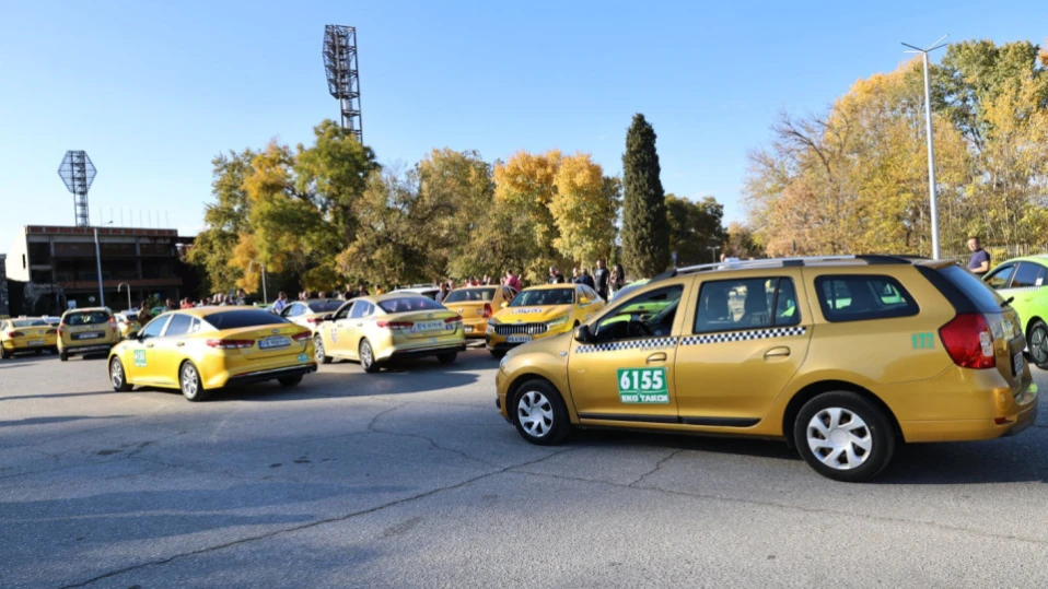 Хиляди таксита излязоха на протест, готови са за още блокади
