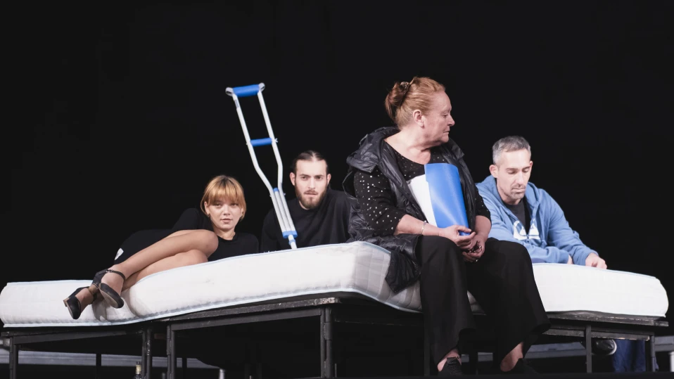 „Котка върху горещ ламаринен покрив“ премиерно на сцена „Сълза и смях“