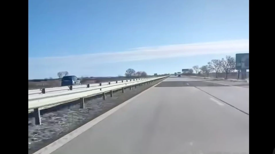 Мъж лети с над 140 км/ч в насрещното на "Тракия" (ВИДЕО)