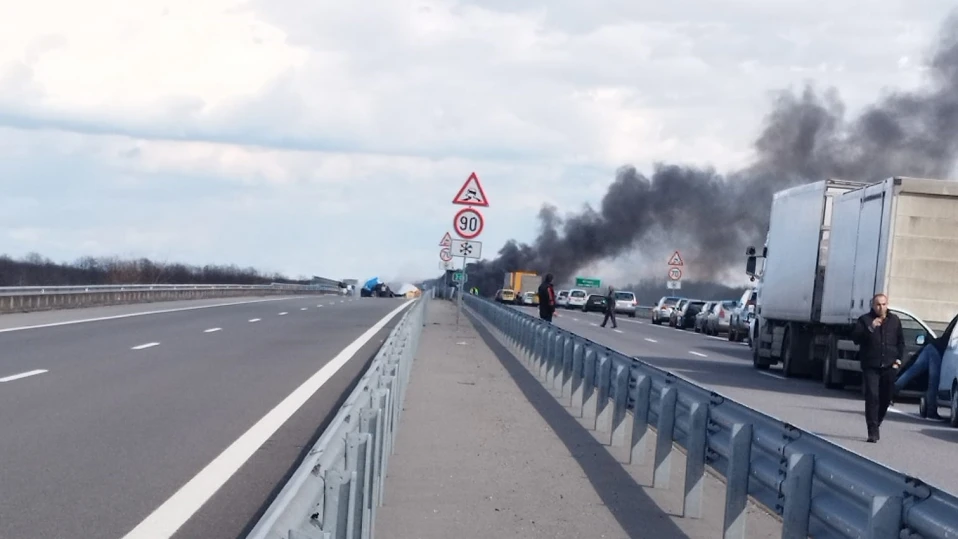 Бус се е запалил на магистрала "Тракия"