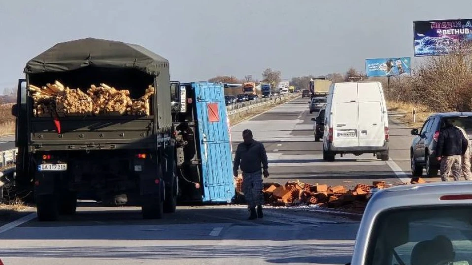 Камион на военните самокатастрофира на автомагистрала "Тракия", шофирайте внимателно!