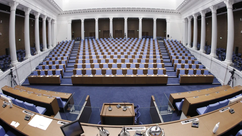 Първото заседание на парламента продължава рекордните 18 дни