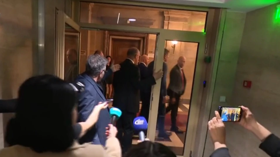 Депутати се сбиха в парламента (ВИДЕО)