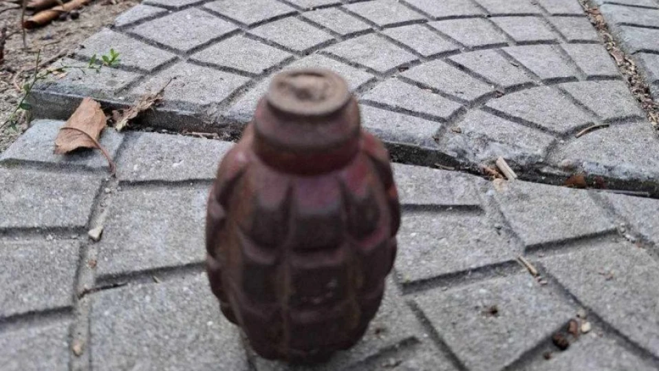 Тийнейджър намери ръчна граната в Пазарджик, екип на МО ще я неутрализира (СНИМКА)
