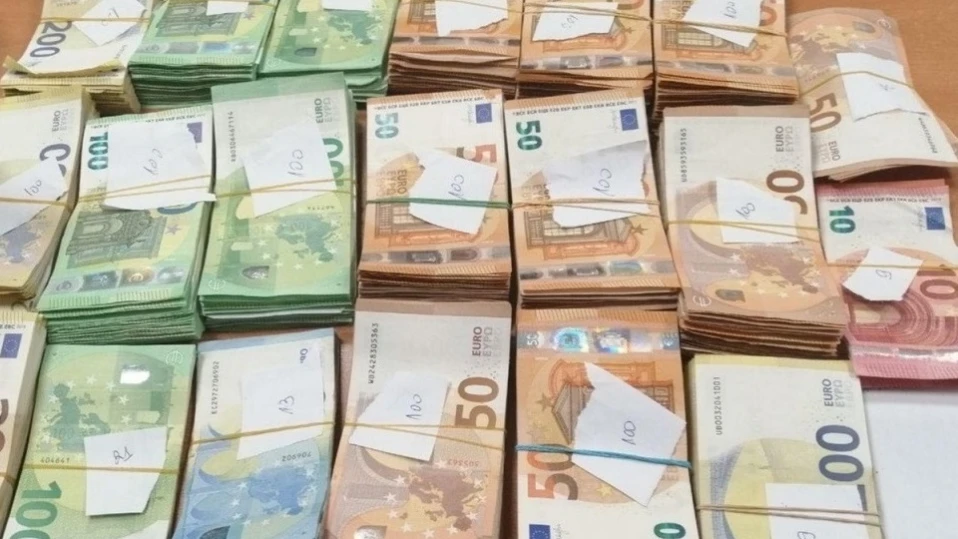 Откриха недекларирана валута за над 100 000 лв. под седалка на товарен автомобил на "Лесово"