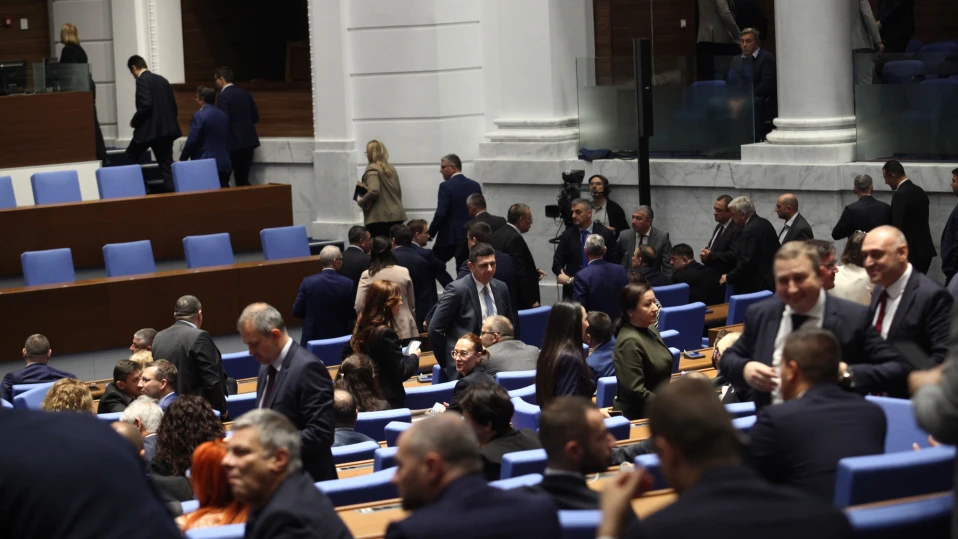 Пробват с нови кандидати за шеф на парламента