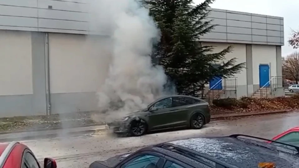 Паркиран електромобил се запали в София