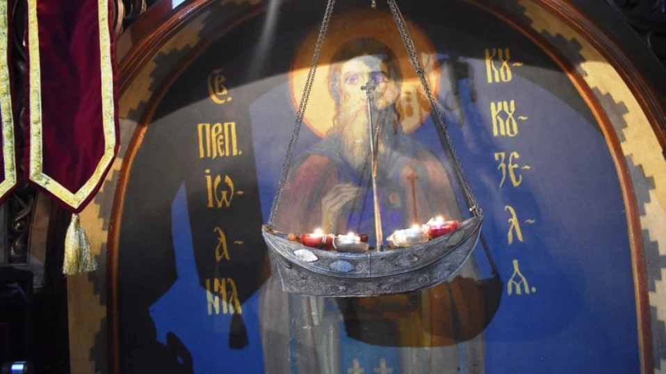 За Никулден: Видинската света митрополия пали уникално кандило във формата на кораб от 1872 г.