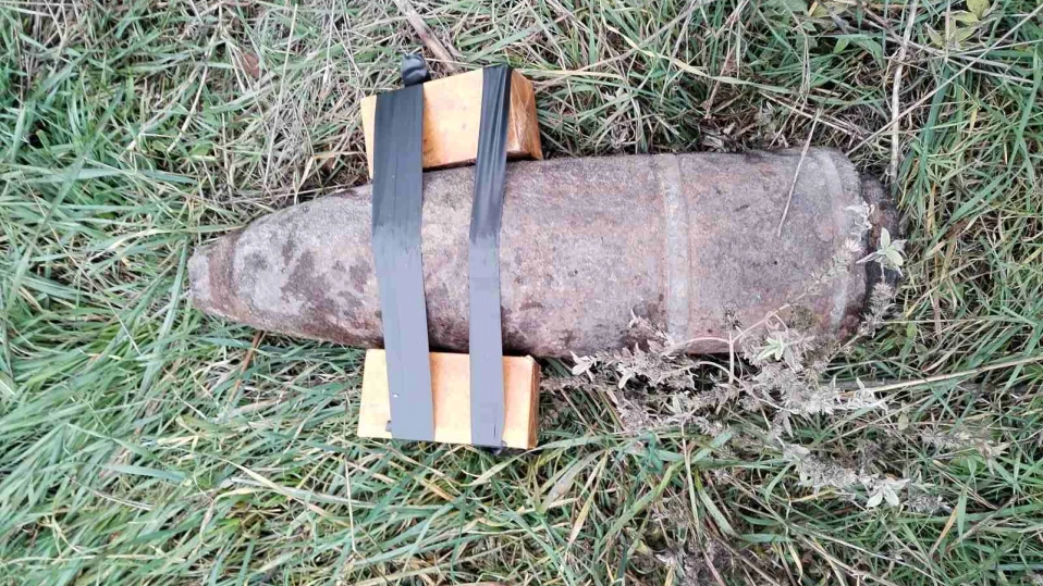 Военни сапьори унищожиха снаряд, открит в крайпътна канавка