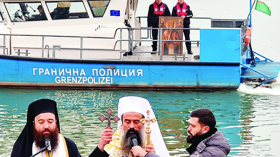 Патриархът запали първата свещ на уникално сребърно кандило-кораб