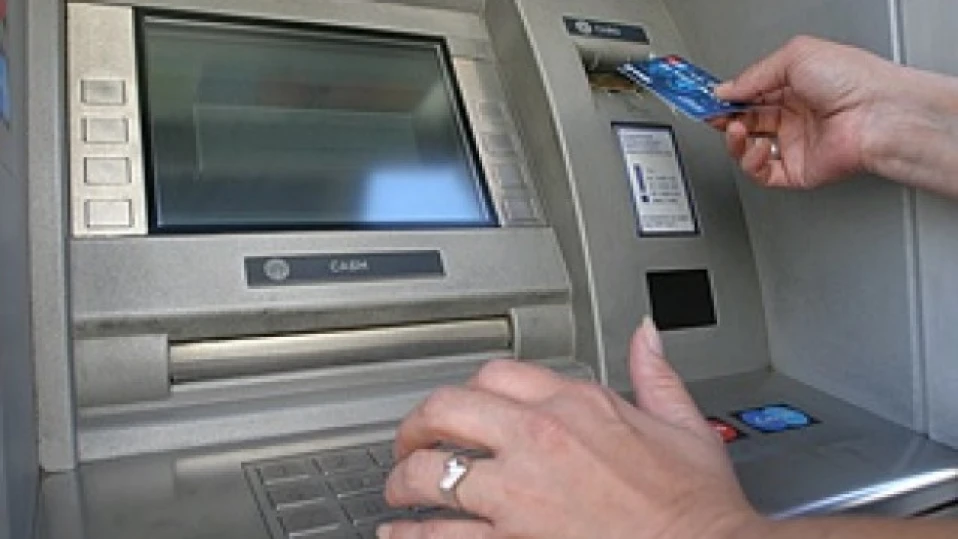 Задържаха двама чужденци за манипулиране банкомати в Плевен