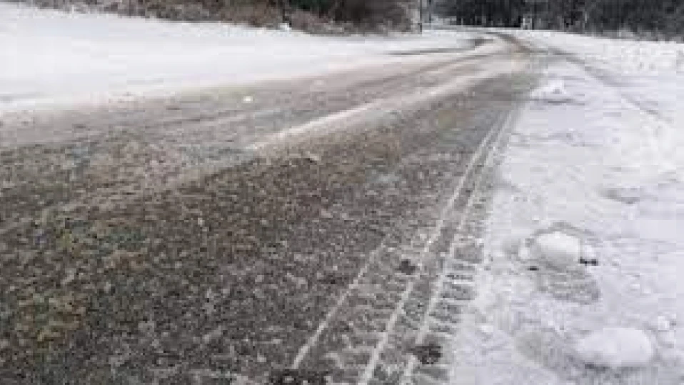 В прохода "Шипка" настилките са заледени и обработени