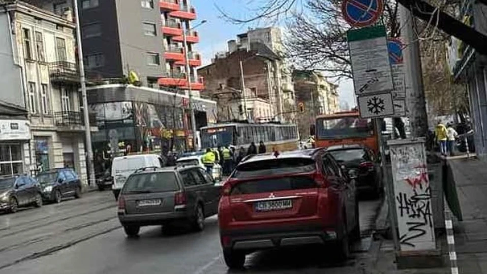 Трамвай блъсна жена в центъра на София (СНИМКИ)