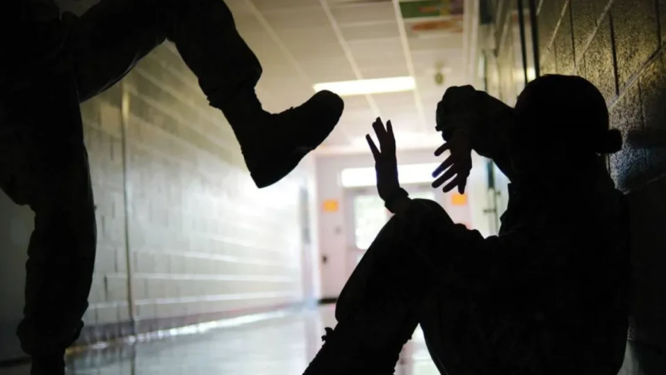 Мъж преби 19-годишната си приятелка