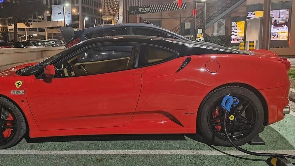 Ferrari се зарежда... от джантата