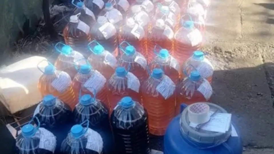 Пенсионер прави „ракия“ в селска къща