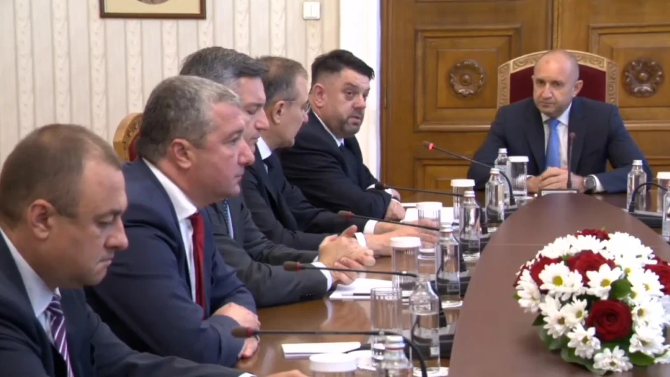 Румен Радев се среща с "Възраждане" и БСП